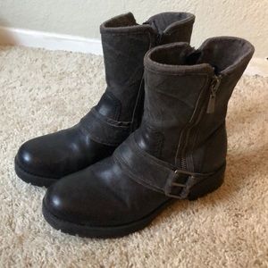 Barely worn black Clarks Moto boots